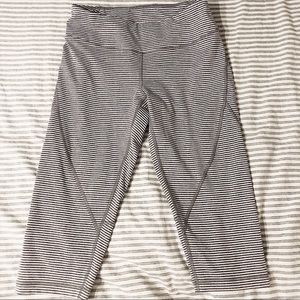 EUC cropped gray/white stripe Zella capris small